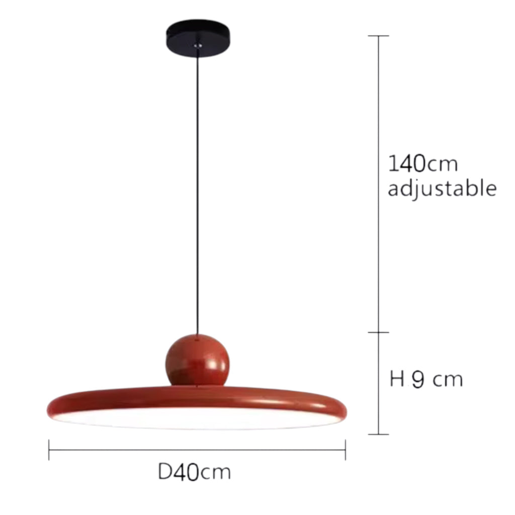 Dimensions de la suspension Tova rouge : diamètre 40 cm, abat-jour de 9 cm et câble réglable jusqu’à 140 cm
